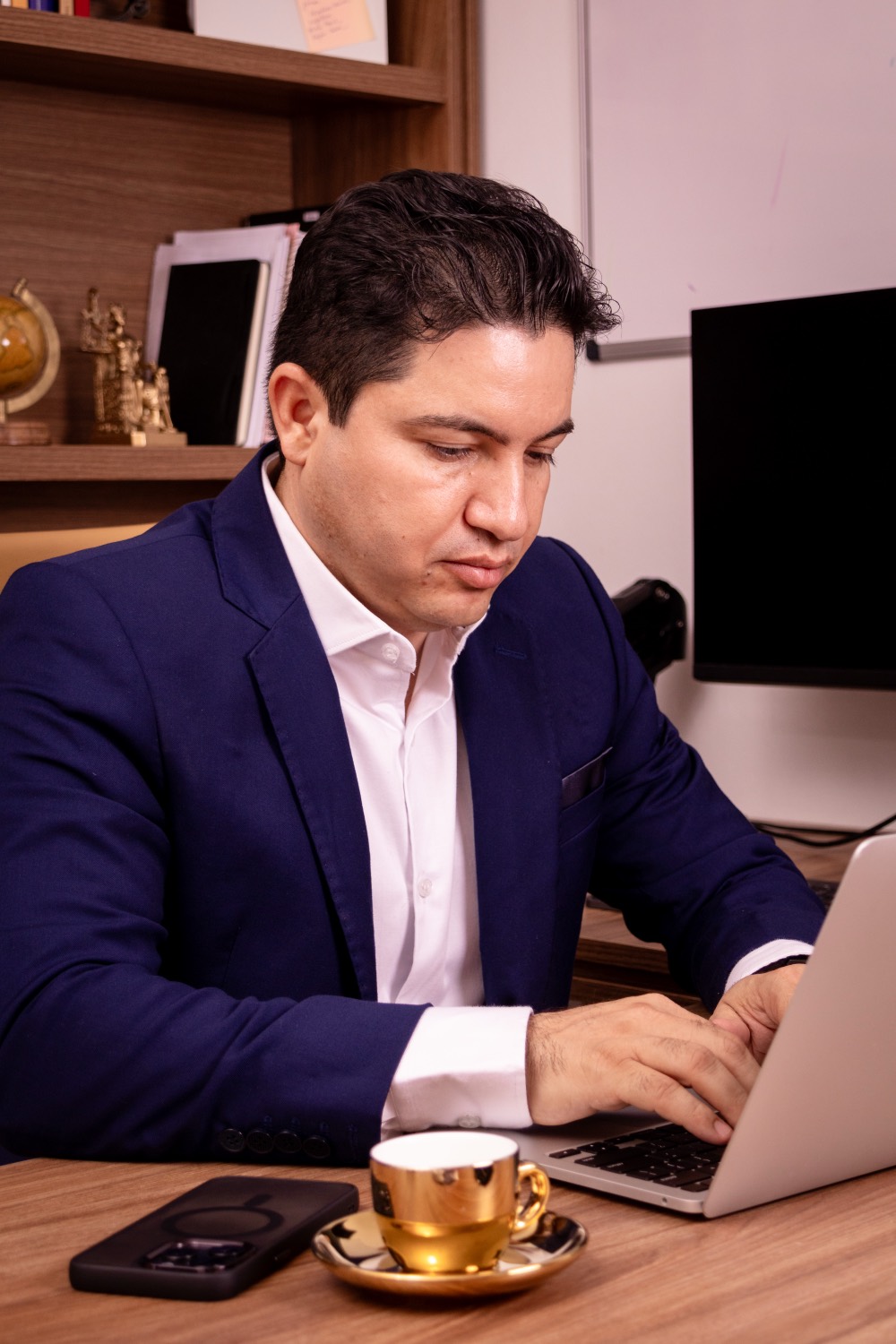 Dr. Álvaro Iris Emídio em atendimento